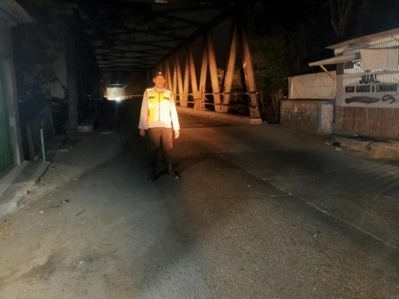 Anggota Polsek Batujaya laksanakan Patroli Prekat dalam rangka Antisipasi Kenakalan Remaja di Perbatasan Karawang-Bekasi