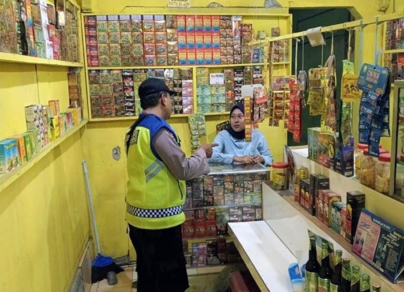 Anggota Prekat Polsek Banyusari Lakukan Razia Miras Demi Ciptakan Situasi Kamtibmas Kondusif