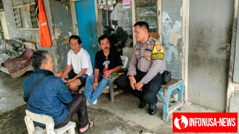 Personel Bhabinkamtibmas Polsek Karawang Sambangi Masyarakat Laksanakan Kegiatan Ngawangkong Guna Berikan Himbauan Kamtibmas