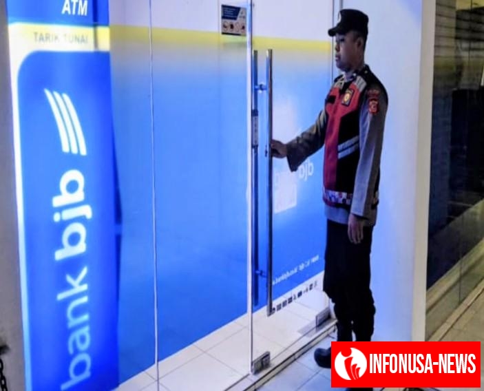 Atensi Patroli Malam Jajaran Personil Polsek Tegalwaru Monitor Objek Vital Perbankan di Loji