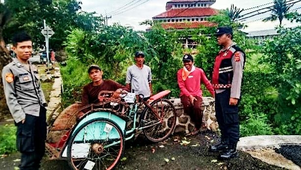 Patroli Dialogis Polsek Rengasdengklok Berikan Sosialisasi Kepada Masyarakat Bahaya TPPO