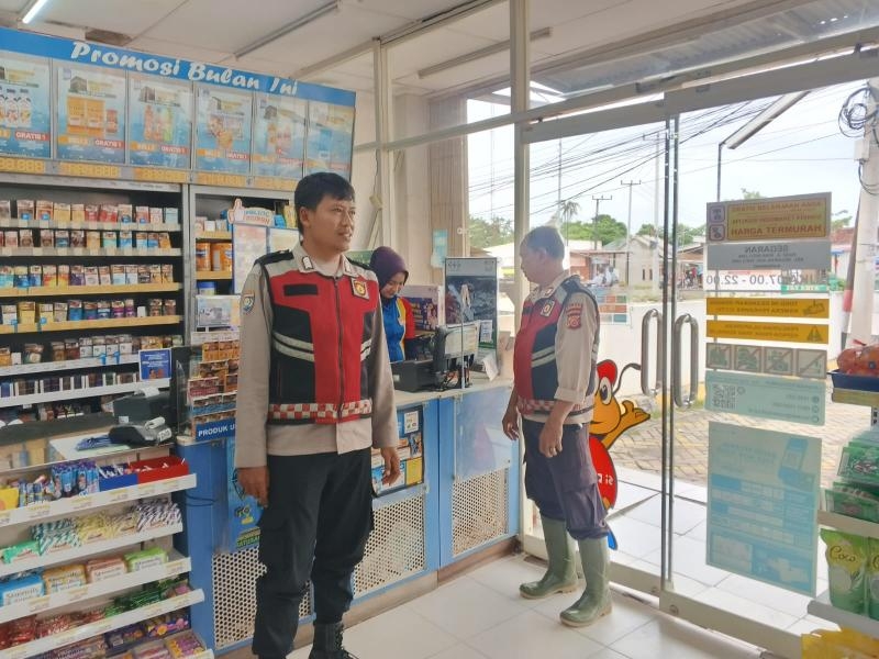 Anggota Polsek Batujaya laksanakan Patroli Prekat serta Ciptakan Keamanan di Minimarket