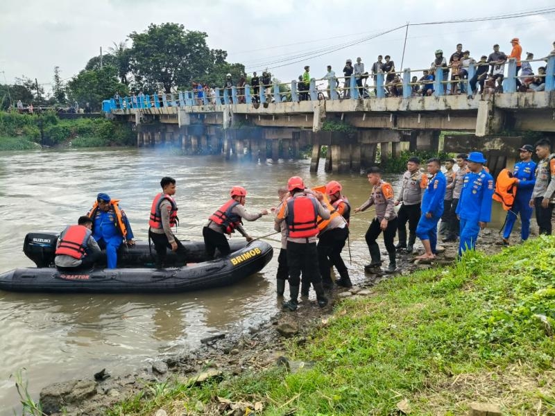 Pencarian Hari Kedua Korban Tenggelam di Sungai Kalimalang Ciampel Masih Berlangsung