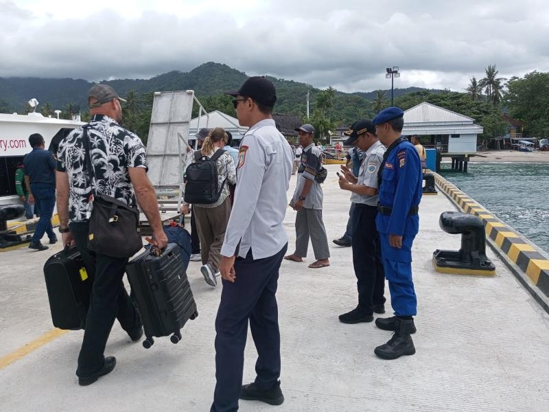 Jaga Keamanan Pesisir, Sat Polairud Polres Lombok Barat Intensifkan Patroli di Pelabuhan Lembar dan Pantai Senggigi