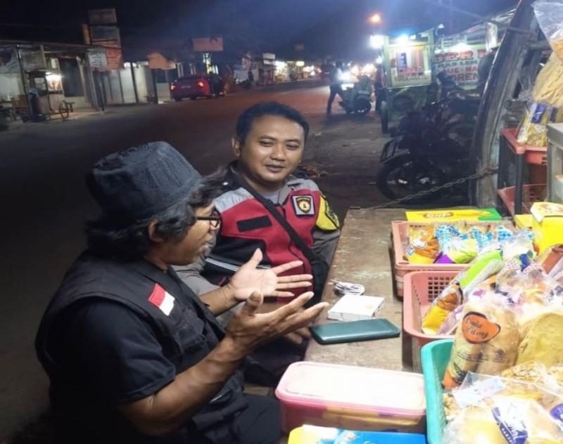 Anggota Bhabin Polsek Banyusari Melaksanakan Sosialisasikan Bahaya Judi Online Kepada Masyarakat