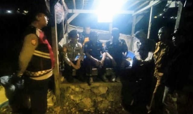 Bripka Arip Sambangi Petugas Ronda, Patroli Prekat Polsek Rengasdengklok Lakukan Ngawangkong