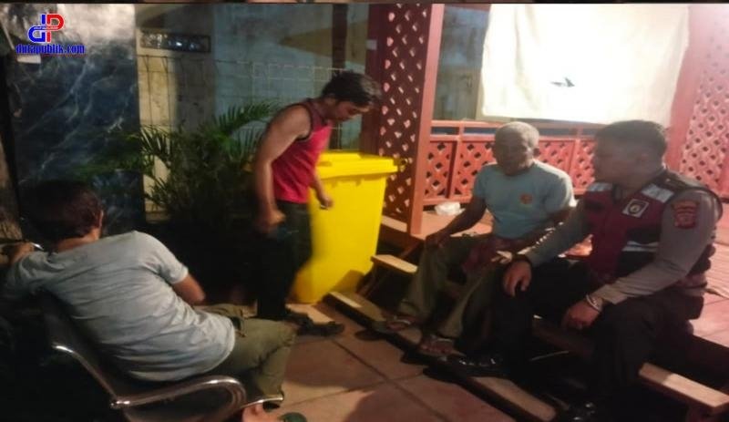 Bhabinkamtibmas Polsek Lemahabang Laksanakan Patroli KRYD Malam Di Desa Pulojaya