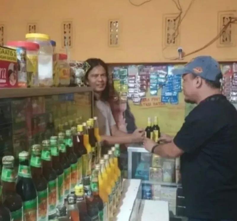 Terus  Berupaya Lakukan Kring Serse Polsek Banyusari Datangi Toko Jamu Temukan Miras 2 Botol Kecil