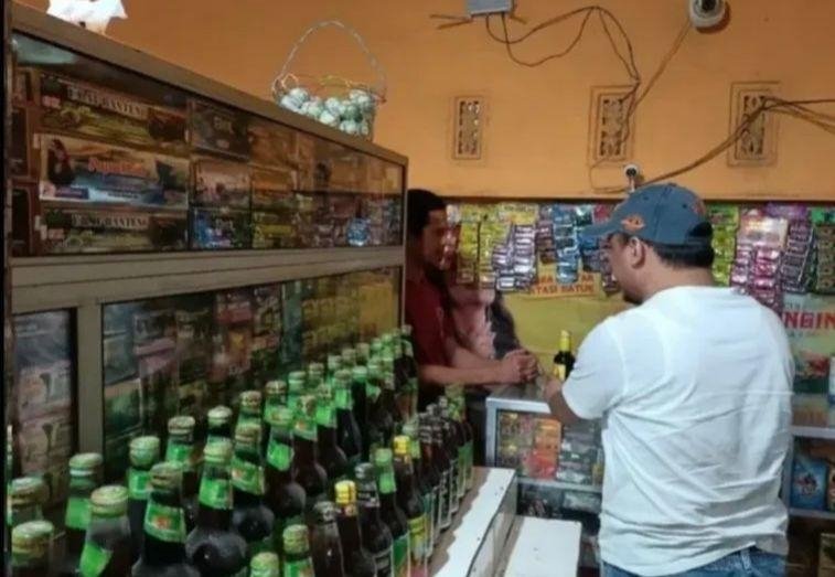 Upaya Kring Serse Polsek Banyusari Datangi Toko Jamu Temukan Miras 2 Botol Kecil di Wilkum Binaan