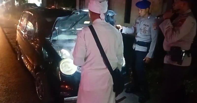 Patroli Presisi Rinjani Ditpolairud Polda NTB Bantu Pengendara yang Mengalami Kendala Mesin di Kota Mataram