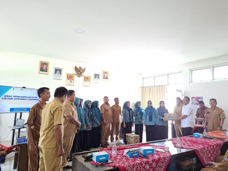 Unit I.k Polsek Pedes Ikuti Rapat Minggon Dan Penyerahan Bantuan Makanan Bergizi Untuk Anak Stunting Di Kecamatan Cilebar