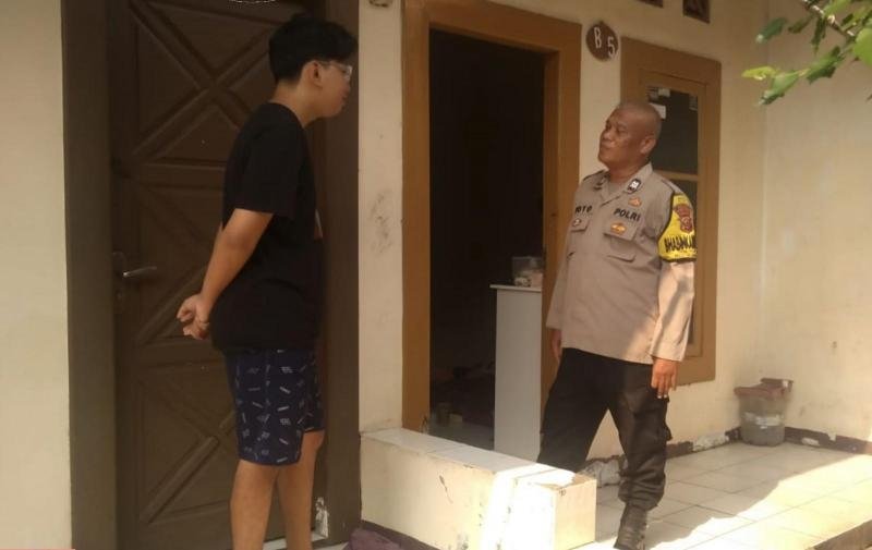 Bhabinkamtibmas Desa Telukjambe Sapa Warga Kontrakan saat Laksanakan Sambang Humanis
