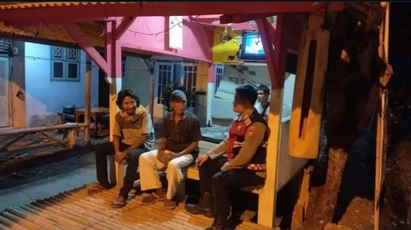 Anggota Polisi Po?sek Banyusari Ikut Serta Dalam Giat Ronda Bersama Warga.