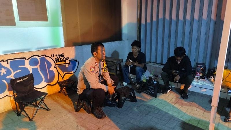 Bhabinkamtibmas Polsek Klari Sambangi Remaja di Malam Hari, Sampaikan Pesan Kamtibmas untuk Generasi Muda