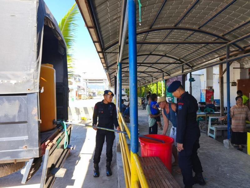 Semangat Hari Bhayangkara ke-80, Sat Brimob Polda NTB Salurkan Air Bersih untuk Warga Pelabuhan Sape