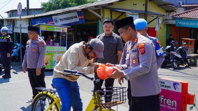 Jumat Berkah, Kapolres Karawang Bagikan Nasi Kotak Usai Sholat Jumat