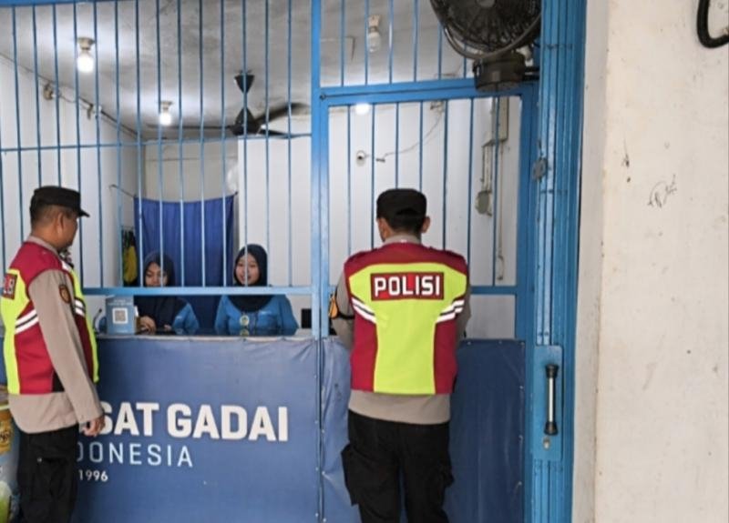Dua Personil Polsek Tegalwaru Patroli Siang Sambang Kios Pusat Gadai Loji Edukasi Warga Waspada