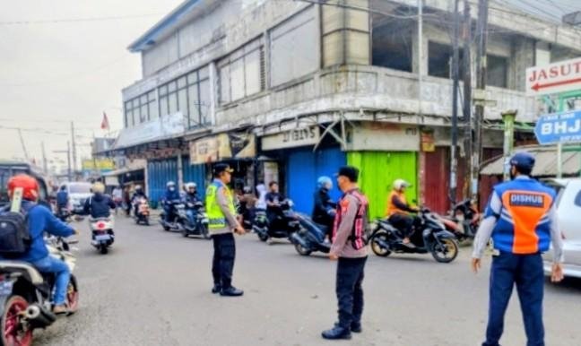 Patroli Sapa Pagi Gatur Lalin, Polsek Klari bersama Dishub Berikan Pelayanan Terbaik kepada Warga