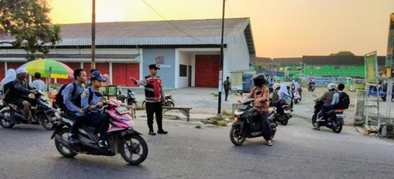 Pengaturan Lalu-lintas Pagi Hari Memberikan Pelayanan Kepada Anak-anak Sekolah Dan Masyarakat Pengguna Jalan