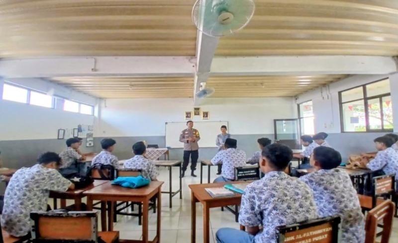 Bhabinkamtibmas Polsek Telukjambe Imbau Siswa SMK Alfatimiyah Tidak Ikut Unras di Jakarta