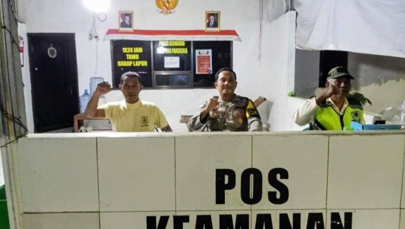 Tingkatkan Sinergitas, Personel Polsek Telukjambe Gelar Patroli Prekat ke Posko Security Kampung Pancasila