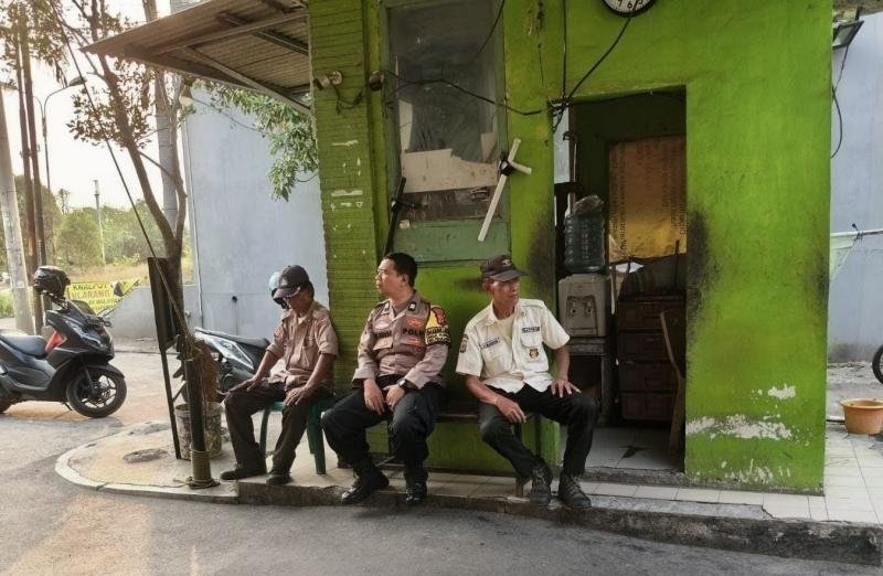 Bhabinkamtibmas Polsek Telukjambe Lakukan Kegiatan Humanis, Berikan Pesan Keamanan Kepada Security Perum Festival