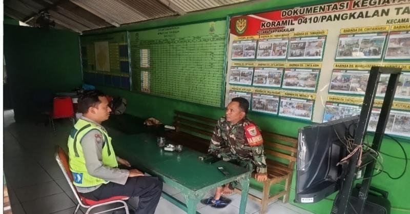 Potret Sinergitas TNI-Polri, Polisi di Pangkalan Sambangi Babinsa di Mako Koramil 0410/Pangkalan