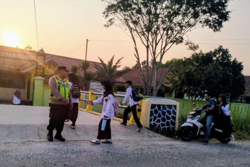 Polsek Pakisjaya Giat Sapa Pagi Gatur Lalin Anggota Polsek Pakisjaya Antisipasi Kemacetan Di Jalan Raya

 