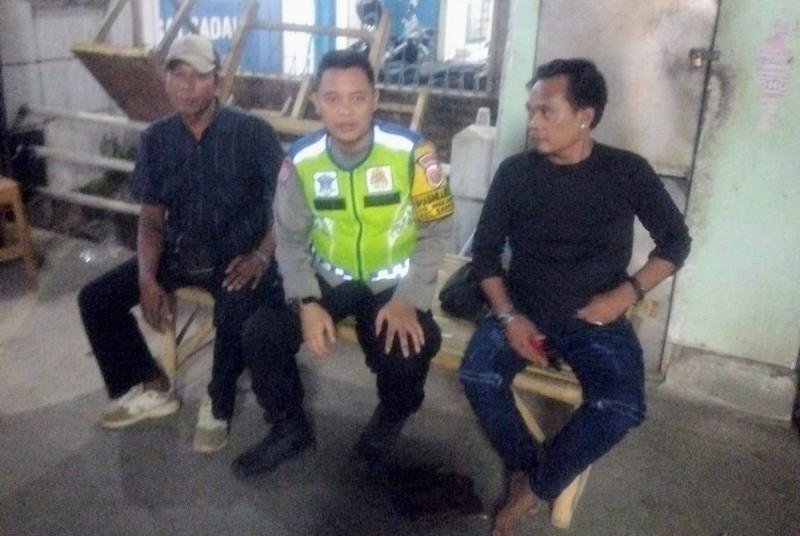 Tidak Bosan Bhabinkamtibmas Ikut Serta Dalam Giat Ronda Bersama Warga