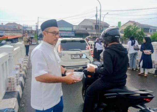 Berbagi di Bulan Suci, DPRKP Karawang Tebar 1.000 Takjil untuk Warga