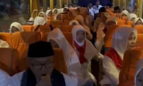 Personel Polsek Klari Lakukan Pengamanan Keberangkatan MUI untuk Doa Bersama dan Pengukuhan Pengurus MUI Pusat