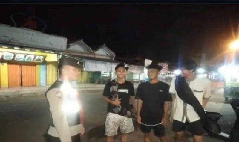 Polsek Banyusari Melaksanakan Membangunkan Warga Untuk Sahur