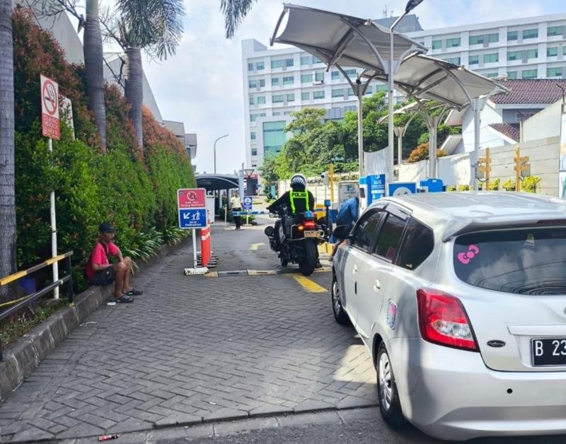 Lawan Kemacetan Tol Karawang Timur, Personel Satlantas Polres Karawang Kawal Balita Kejang ke Rumah Sakit