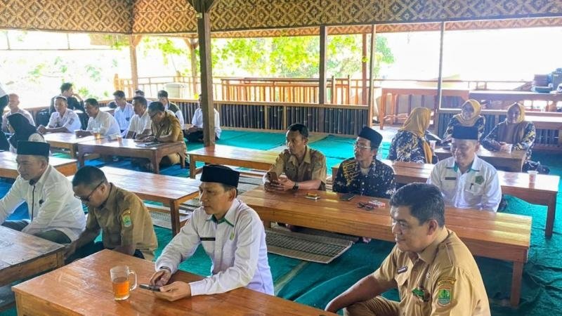 Kapolsek dan Muspika Kecamatan Tegalwaru Gelar Rapat Mingguan Keliling di Desa Mekarbuana
