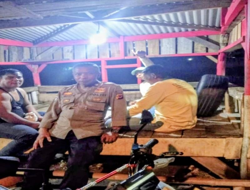 Bhabinkamtibmas Polsek Tegalwaru Sambang Warga di Satposkamling Cipaga Imbau Warga Waspada