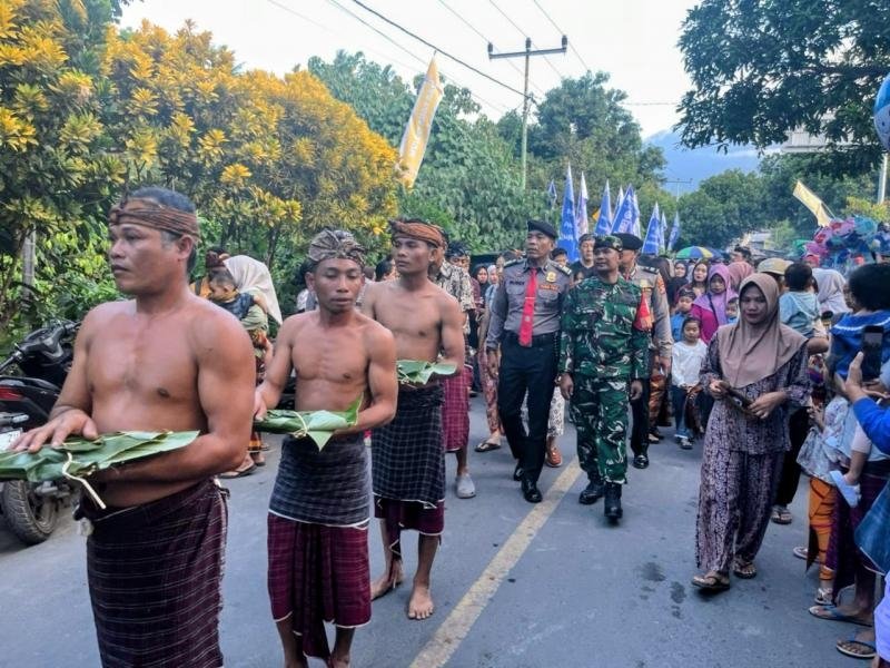 Polisi Amankan Tradisi Sakral Maulud Adat Masjid Kuno Bayan di Lombok Utara