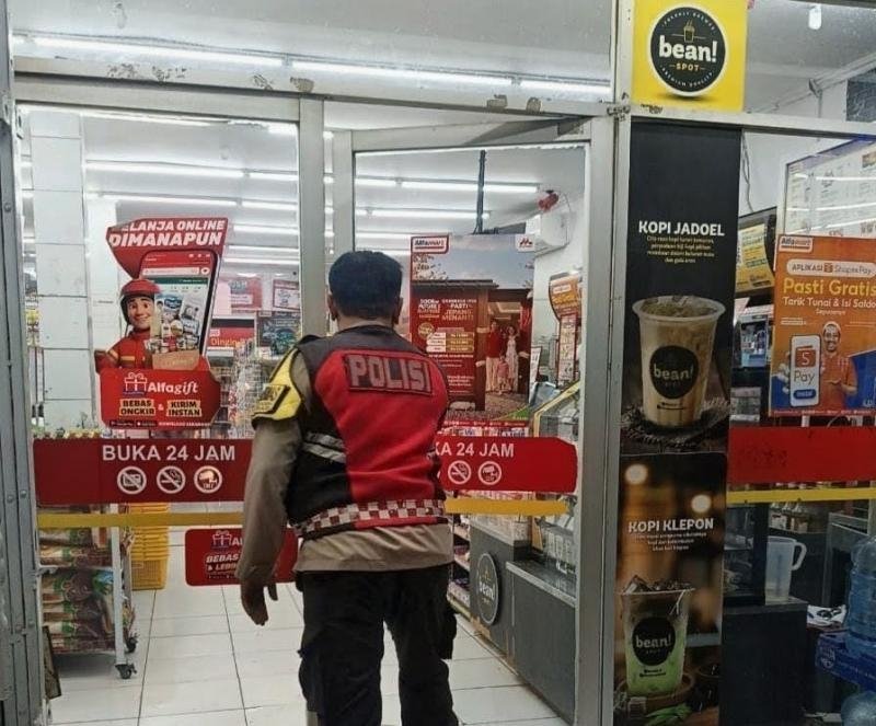 Upaya Laksanakan Giat Patroli Perekat Supermarket Alfamart Gempol Guna Antisipasi Kejahatan