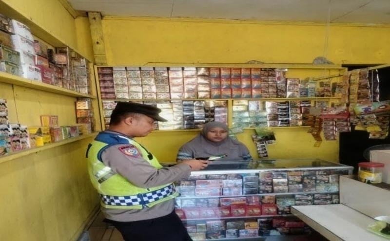 Prekat Polsek Banyusari Gelar Razia Miras Demi Ciptakan Situasi Kamtibmas Kondusif