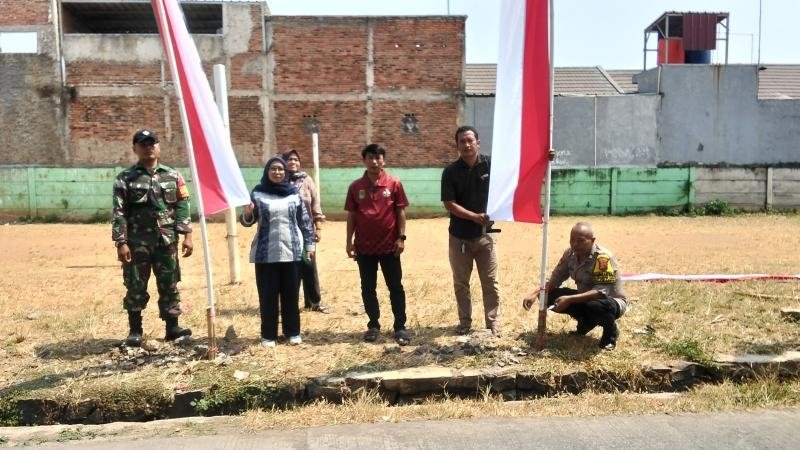 Semangat Sambut HUT Ke-81 RI, Pemdes Cikampek Barat Ajak Warga Kibarkan Bendera Merah Putih