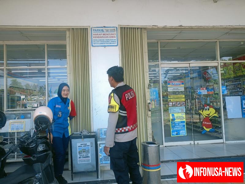 Anggota Polsek Batujaya Laksanakan Patroli Prekat di Minimarket yang ada di Wilayah Kecamatan Batujaya