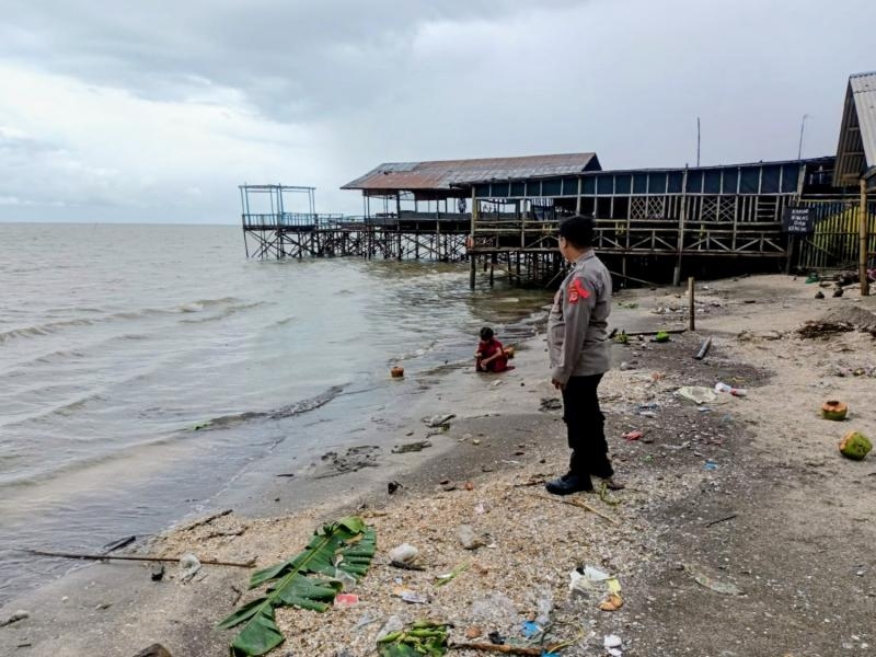 Polsek Tempuran melaksanakan Giat Pelayanan di Pos Terpadu. Dilibur Panjang Nataru 2025-2026  Pantai Ciparagejaya