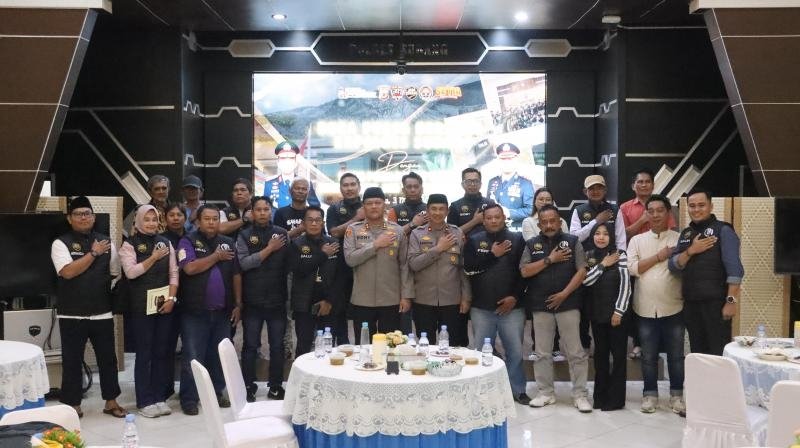 Kapolres Subang Perkuat Sinergi dengan Awak Media dalam Buka Puasa Bersama Penuh Kehangatan.