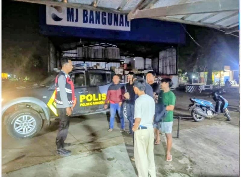 Pelihara Keamanan, Polsek Pangkalan Sasar Pertigaan Tegalloa saat Lakukan Patroli Perintis