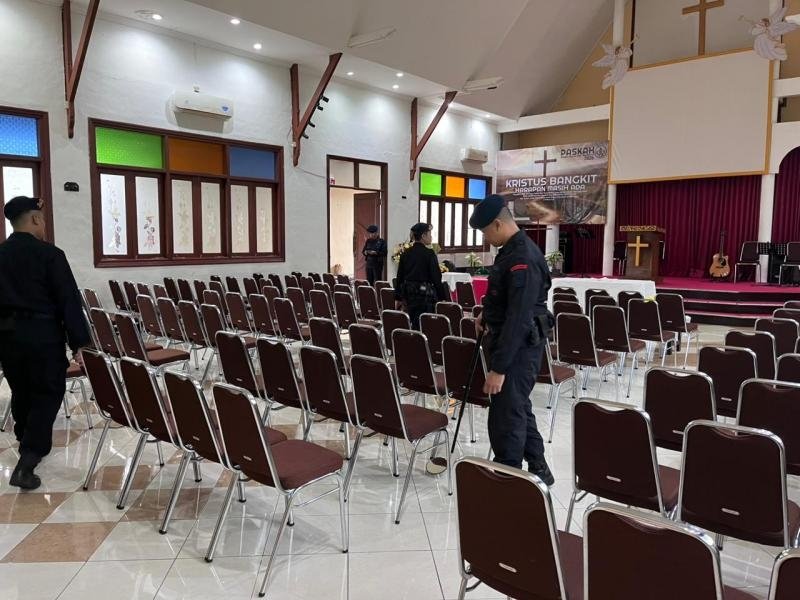 Jelang Paskah, Brimob dan Unit K9 Polda NTB Sterilisasi Gereja di Mataram