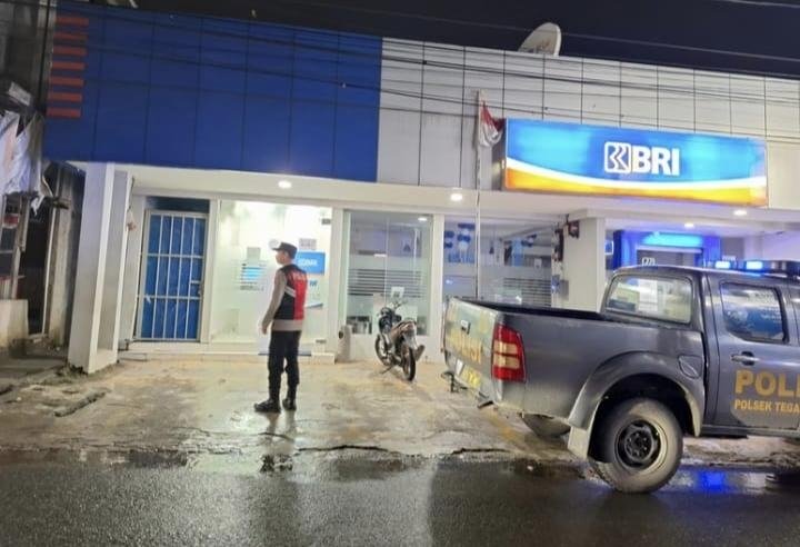 Personil Polsek Tegalwaru Patroli Dini hari di Depan BRI Loji Antisipasi Pekat dan Kejahatan