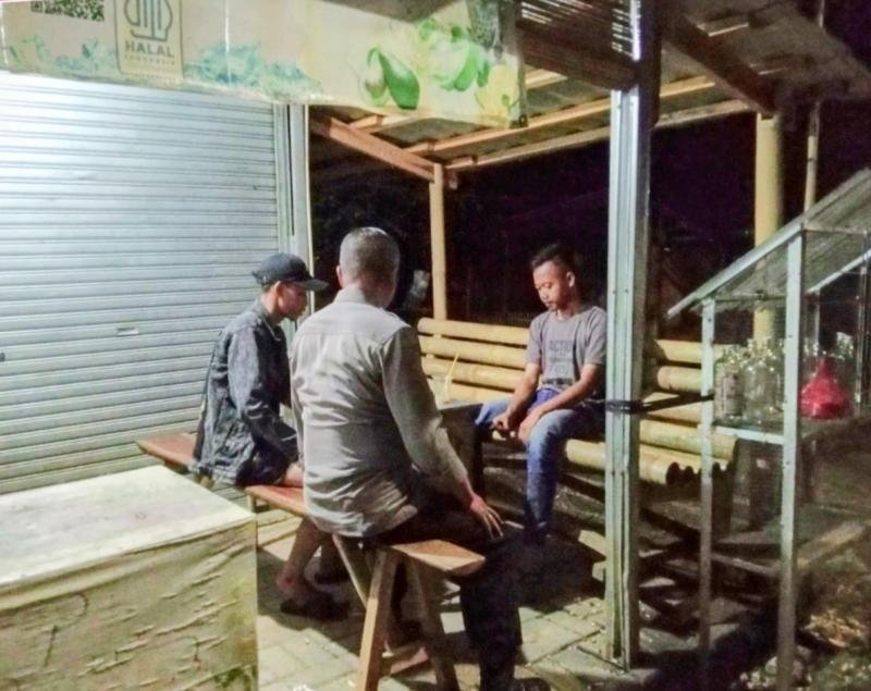 Personil Polsek Tegalwaru Patroli Malam, Dialogis Dengan Humanis Ajak Warga Desa Cintalanggeng Waspada