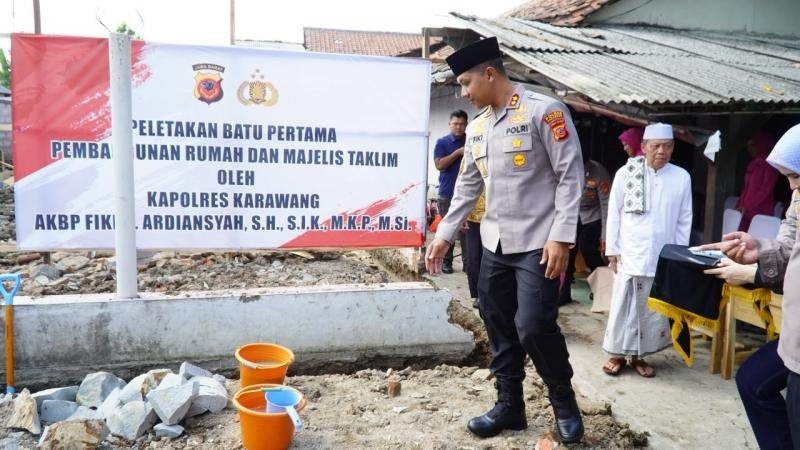 Peduli Pendidikan Anak, Kapolres Karawang Letakkan Batu Pertama Pembangunan Majelis Taklim di Warungbambu
