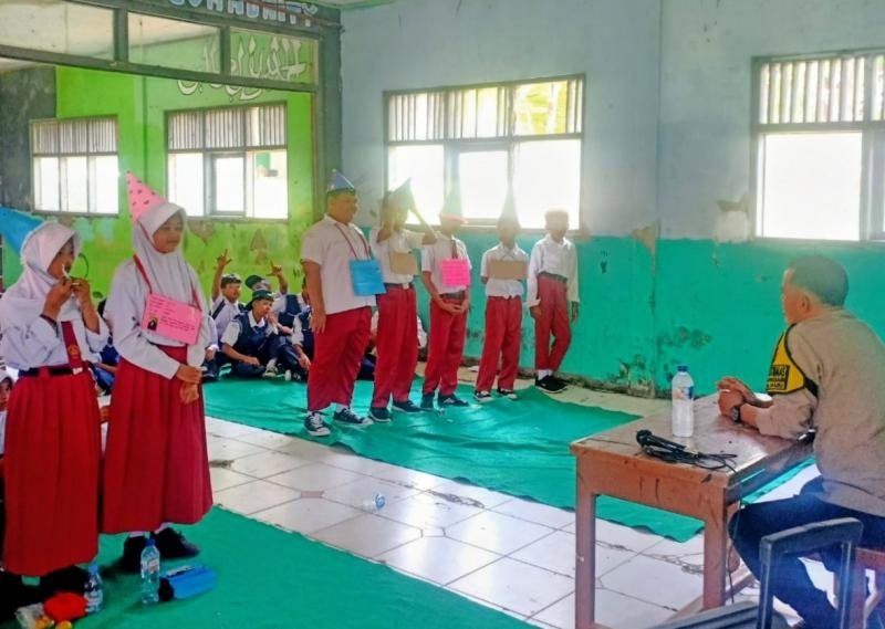 Personil Polsek Tegalwaru Gelar Sambang Sekolah Edukasi Pelajar Saat MPLS Melek Hukum