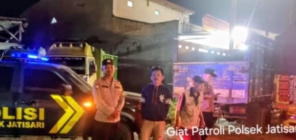 Personil Polsek Jatisari Laksanakan Patroli Dinihari Antisipasi Gangguan Kamtibmas di Pertigaan Cikalong