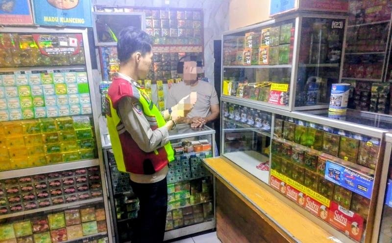 Anggota Polsek Tirtajaya melaksanakan Giat Cipta Kondisi KRYD pada malam hari